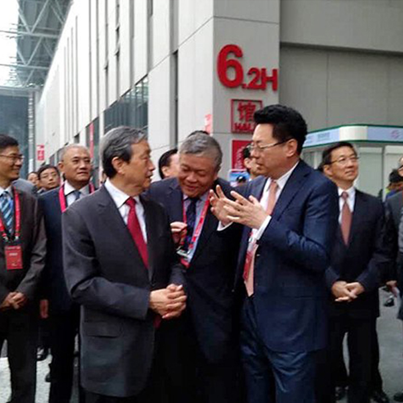 國務院副總理馬凱視察木馬作品普羅娜智慧照明，木馬設計驚艷亮相上海2015工博會