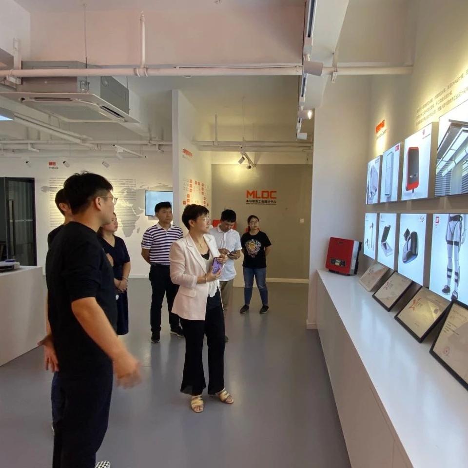 大關街道黨工委書記黃蘇萍一行到訪杭州木馬聯(lián)龍工業(yè)設計中心